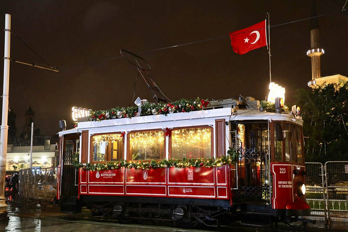 istiklal-caddesi-nostaljik-tramvay-yilbasi-suslemesi-5.jpg