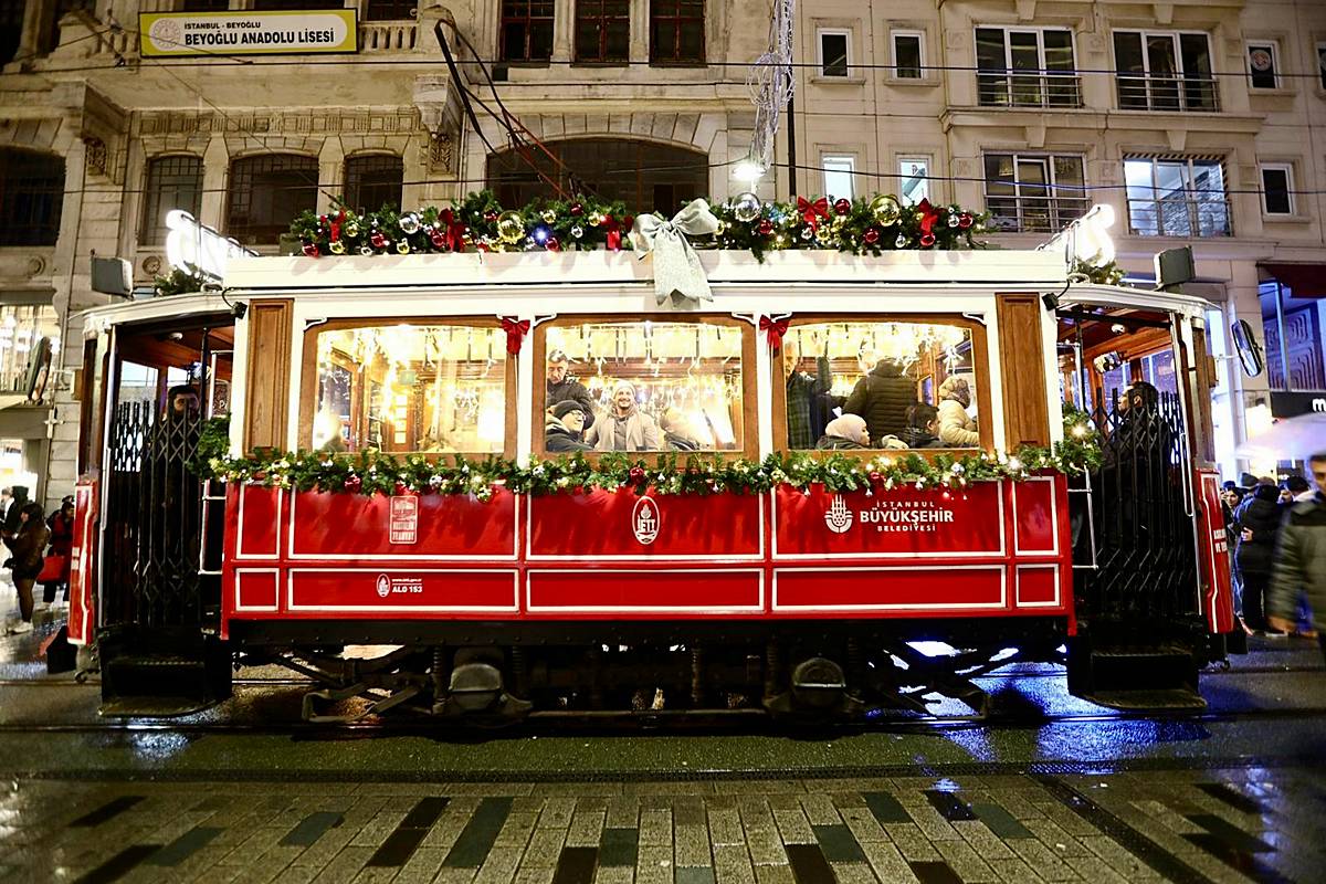istiklal-caddesi-nostaljik-tramvay-yilbasi-suslemesi-6.jpg