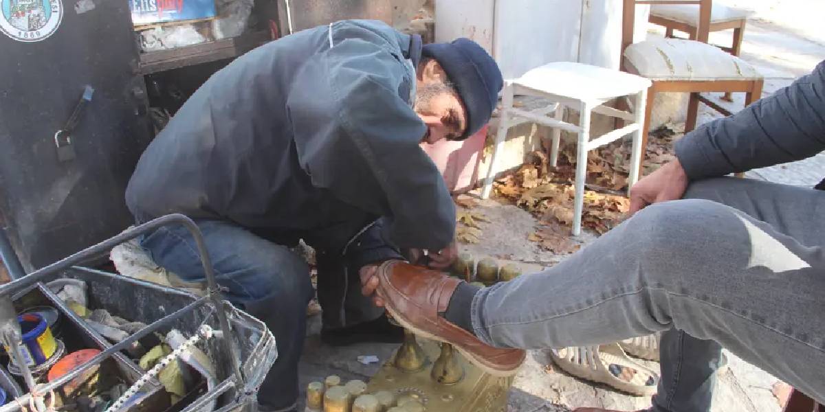 mersinde-67-yasindaki-ayakkabi-boyacisi-1.jpg