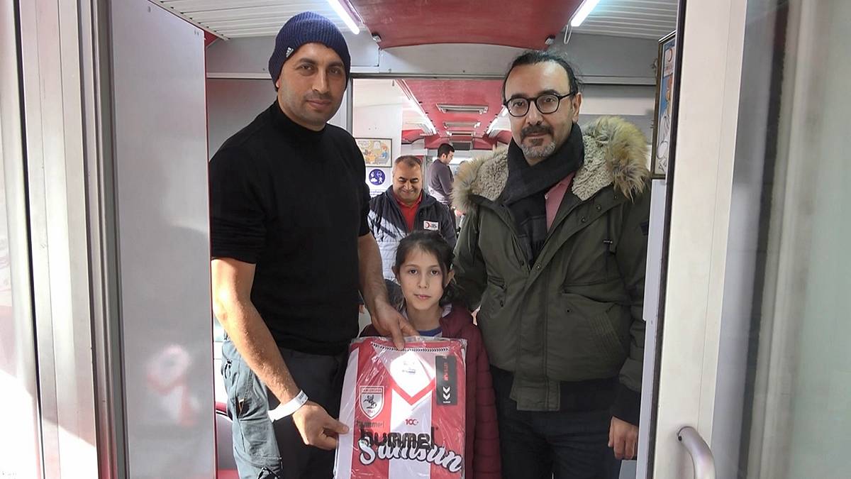samsun-kizilay-kan-bagisi-samsunspor-forma-hediyesi-1.jpg