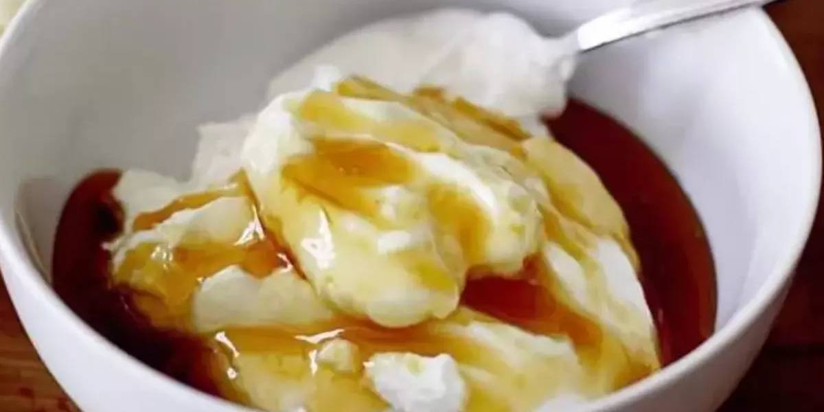 yogurt-ve-pekmez-karisimi-zararli-mi-1.jpg