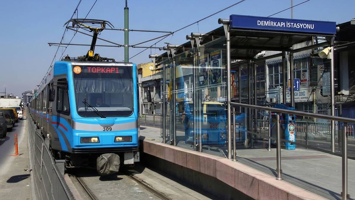 istanbul-topkapi-mescid-i-selam-tramvay.jpg
