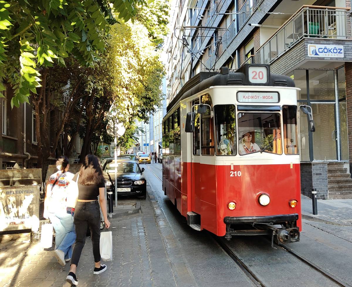 kadikoy-moda-nostaljik-tramvay.jpg