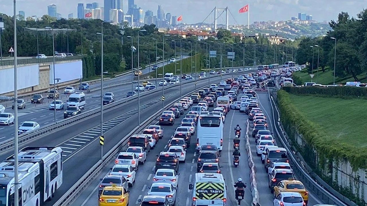 istanbullular-dikkat-bugun-bu-yollar-trafige-kapali-olacak-istanbulda-hangi-yollar-kapali-olacak-istanbulda-yollar-neden-kapali-djst.webp
