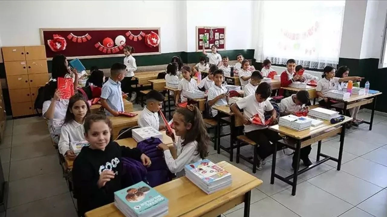 izmirde-okullar-tatil-mi-13-subat-cuma-izmirde-okul-yok-mu-izmir-valiligi-aciklama-yapti-mi.webp