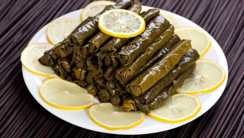 821x464-zeytinyagli-yaprak-sarma-tarifi-lezzetiyle-aklinizi-alacak-1747635023365.webp