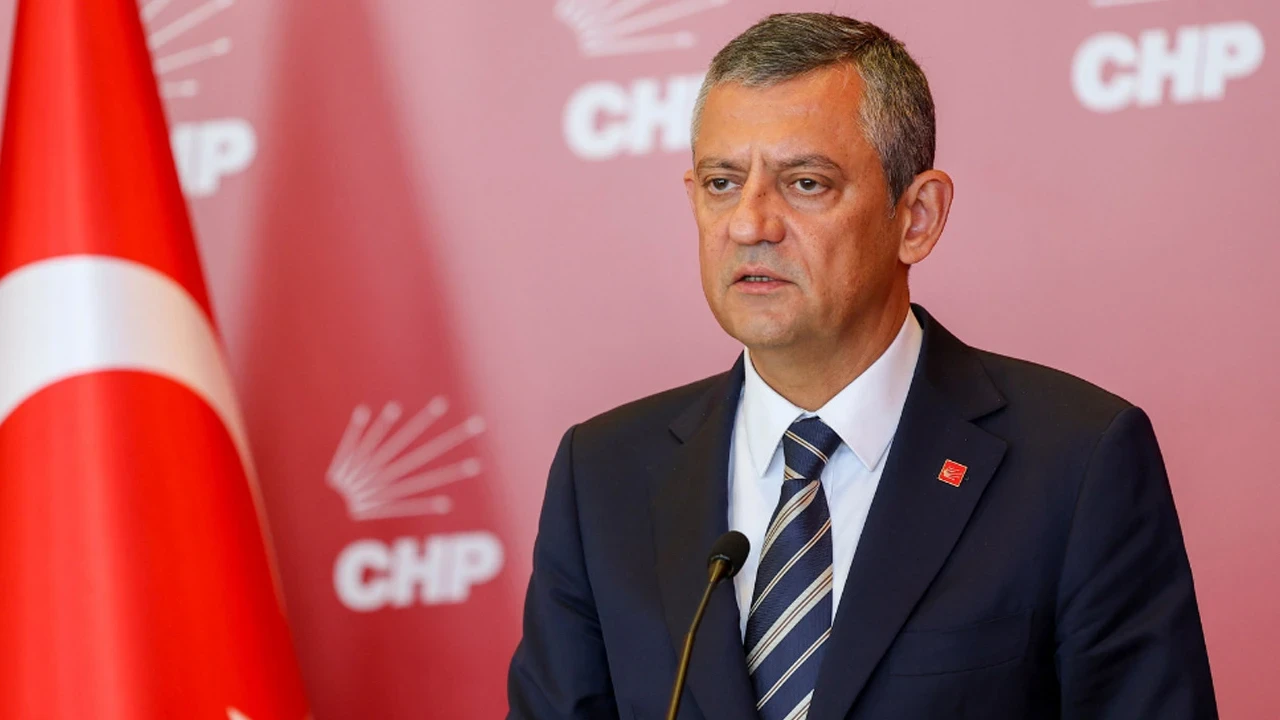 ozgur-ozel-o-anlari-anlatti-yeni-safak-sorusu-hakimin-kimyasini-bozdu-wiju.webp