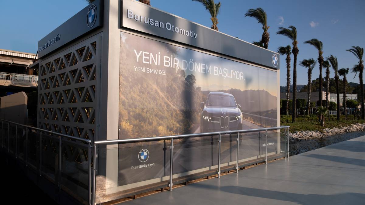 yeni-bmw-ix3-elektrikli-mobilite-deneyimini-yalikavak-marinaya-tasiyor-3.jpg