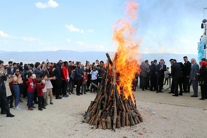 nevruz-bayrami-nasil-kutlanir-nevruzda-ne-yapilir-21-mart-nevruz-kutlamalari-adetleri-ve-gelenekleri-1647842493150.jpg
