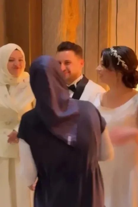 0x0-kadir-ezildinin-esi-gamze-turkmennin-elbise-secimi-olay-oldu-eltisini-kiskandi-yorumlari-geceye-damga-vurdu-1780845834941.jpeg