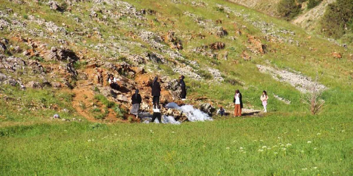 kahramanmarasta-kayalarin-arasindan-su-fiskiriyor-1.jpg