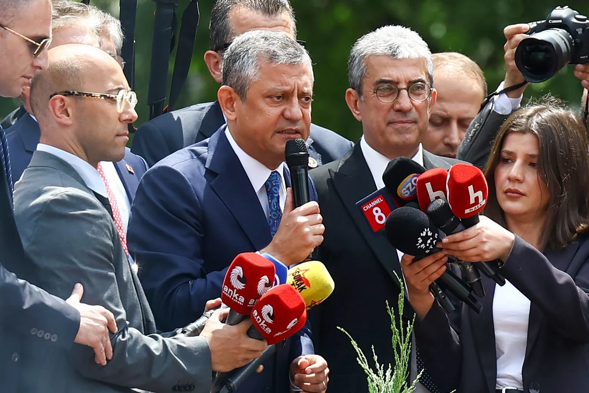 ozgur-ozel-meclis-kapisinda-toplanan-kalabali-19928742-amp.webp