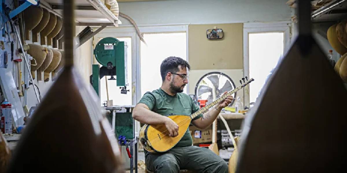adanada-baglama-yapan-3.jpg