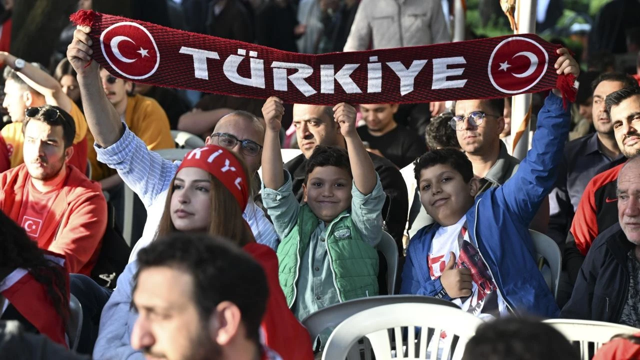 meydanlarda-milli-mac-izlemek-yks-nedeniyle-yasaklandi-umze-cover.webp