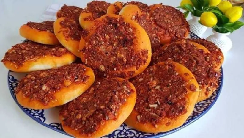 821x464-hem-kahvalti-sofralarina-hem-bes-caylarina-yakisacak-biberli-ekmek-tarifi-1779343901412.webp