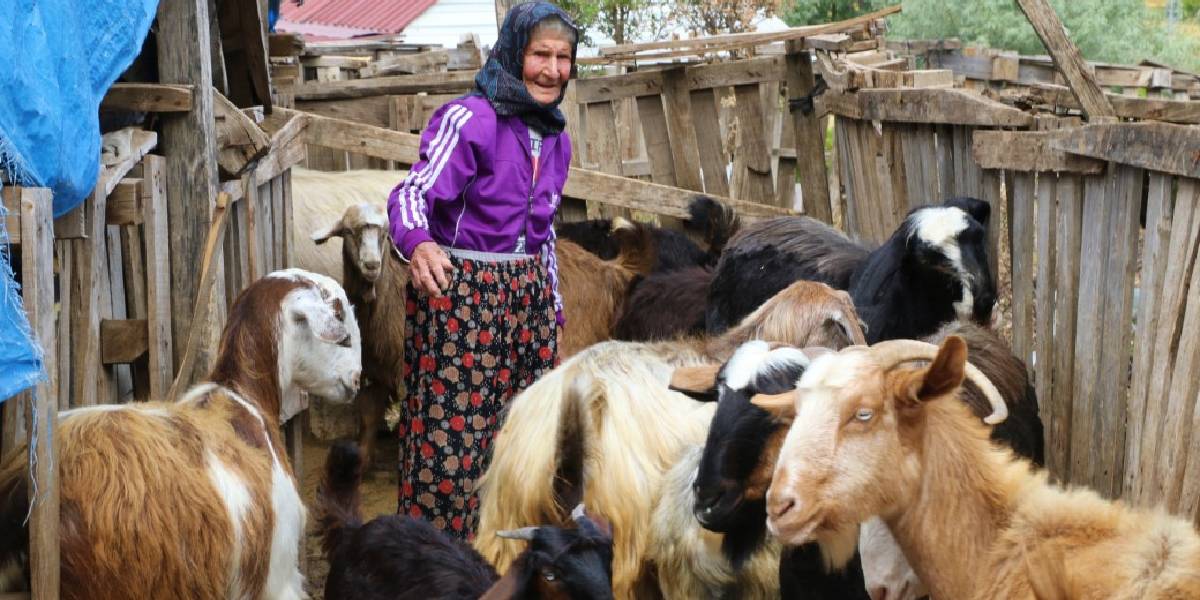 antalyada-90-yasindaki-coban-emine-nine-2.jpg