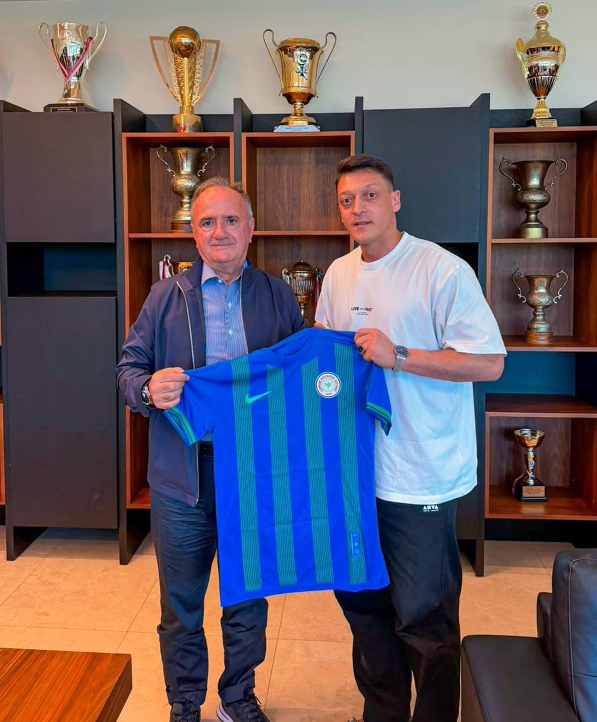mesut-ozil-rizesporda-ne-gorev-yapiyor.jpg