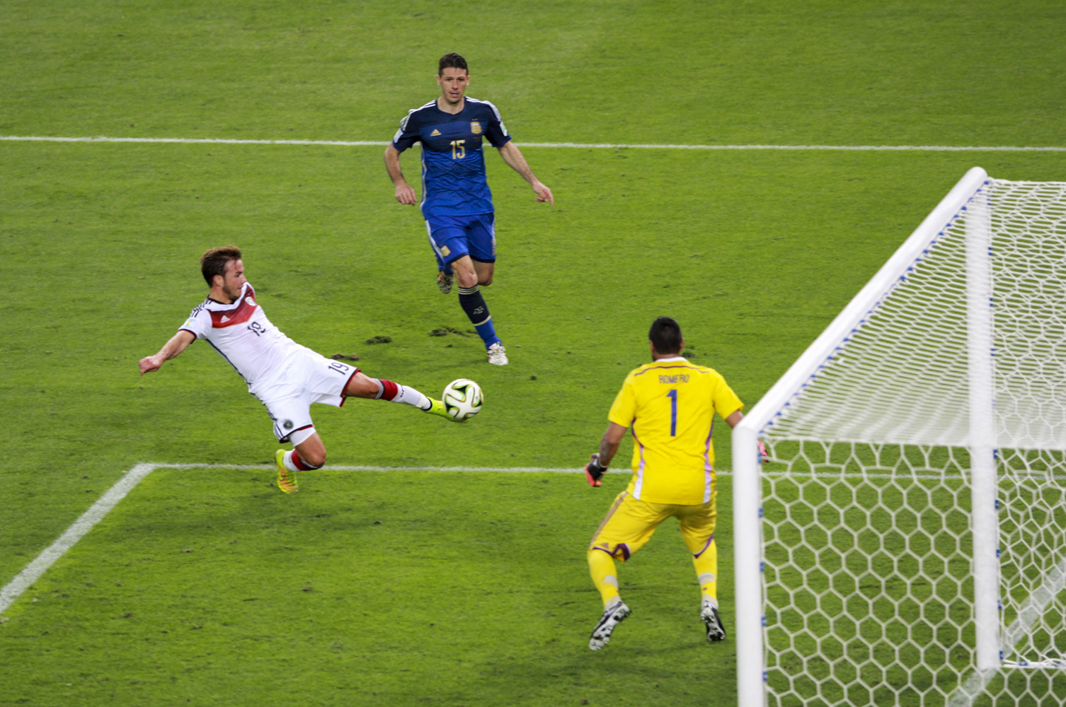 germany-and-argentina-face-off-in-the-final-of-the-world-cup-2014-2014-07-13-6.jpg