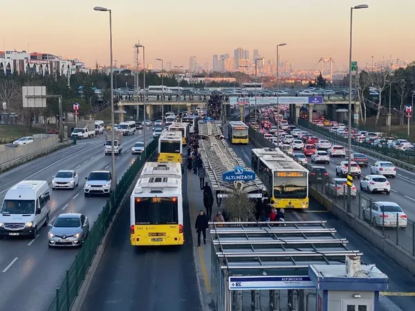 0x0-15-temmuz-toplu-tasima-ucretsiz-mi-istanbul-izmir-ankarada-15-temmuz-2023-iett-metro-metrobus-marmaray-otobus-1689398952491.webp
