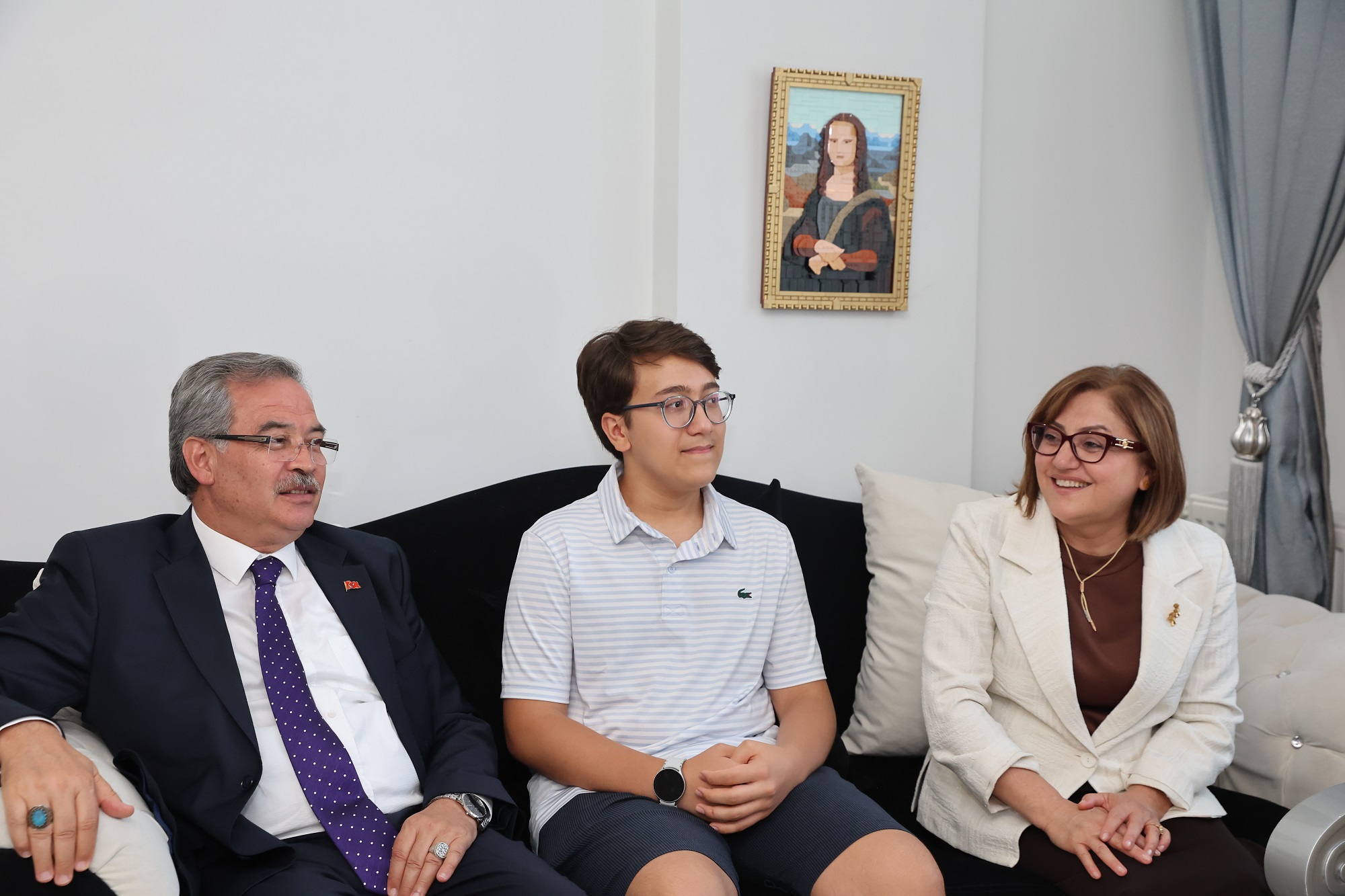 baskan-fatma-sahinden-lgs-sampiyonlarina-tam-altin-odulu-1.jpg