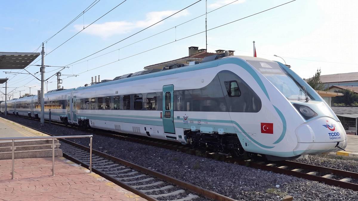 yerli-elektrikli-tren-hangi-hatta-calisiyor-2.jpg