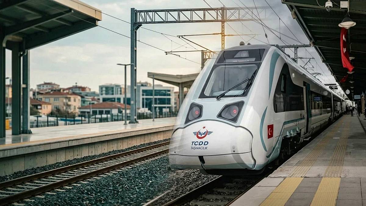 yerli-elektrikli-tren-hangi-hatta-calisiyor-3.jpg
