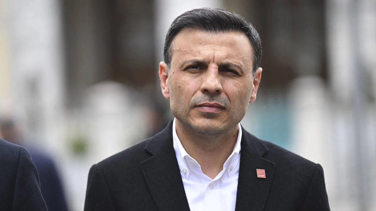 ozgur-celik-kimdir-chp-istanbul-il-baskani-ozgur-celik-in-hayati-ve-siyasi-kariyeri.webp
