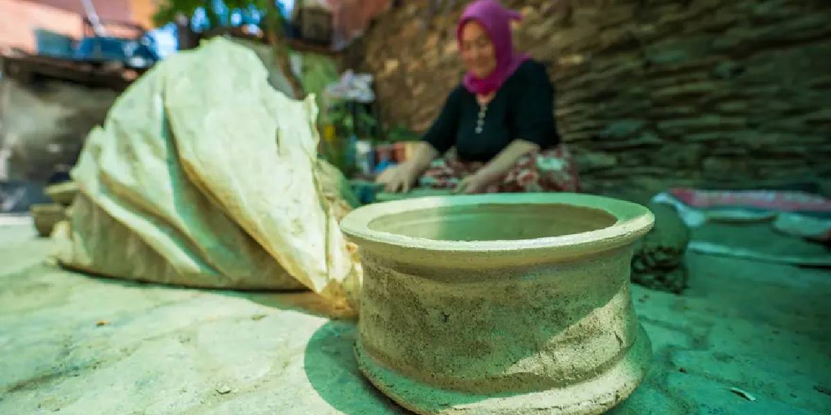 manisada-kadinlarin-comlek-uretimi-1.jpg