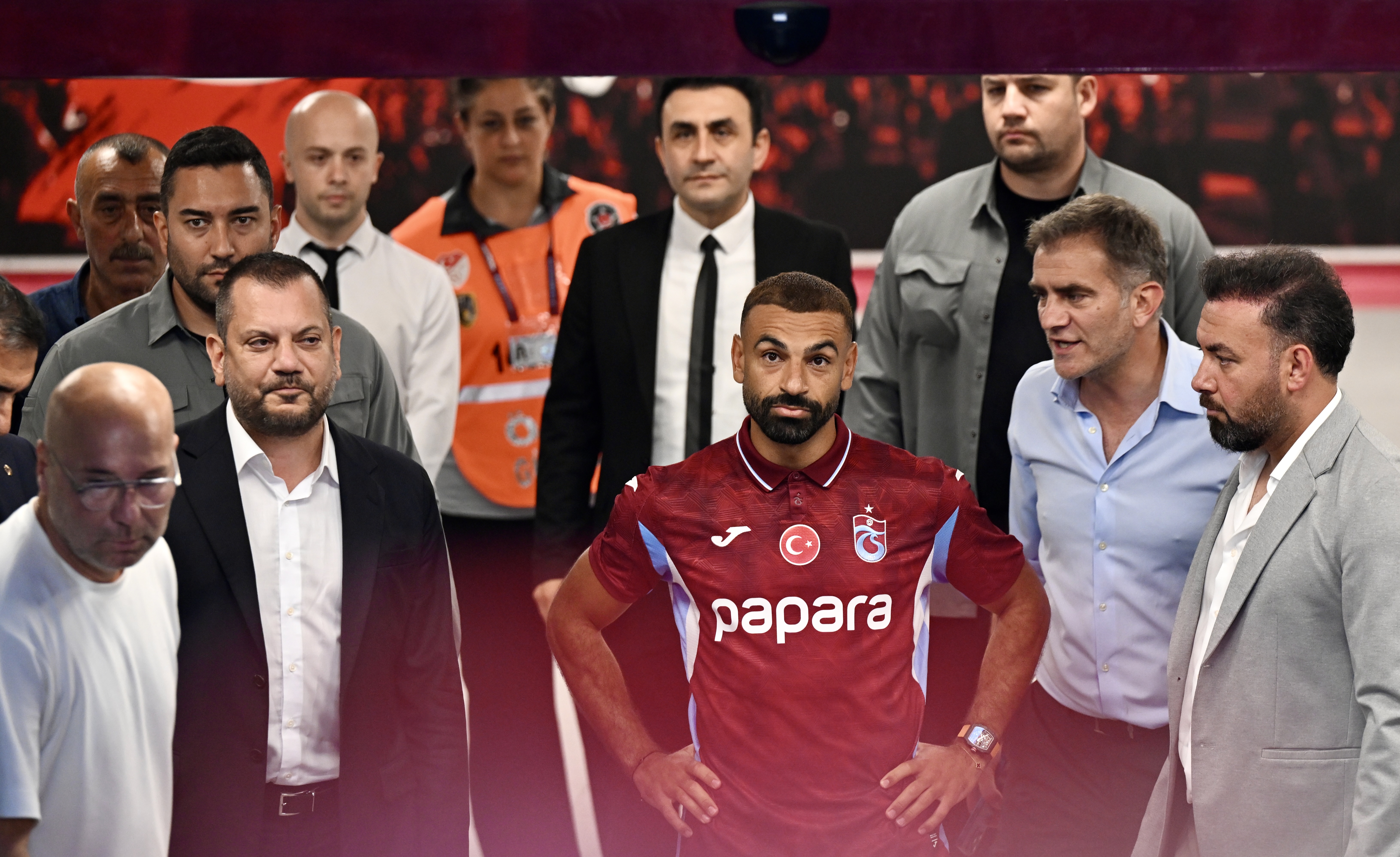 aa-20260806-42156905-42156888-trabzonspor-renklerine-bagladigi-muhammed-salah-icin-imza-toreni-duzenledi.jpg
