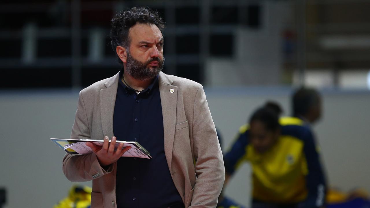 fenerbahce-opet-kadin-voleybol-takimi-basantrenoru-stefano-lavarini-2145529.jpg