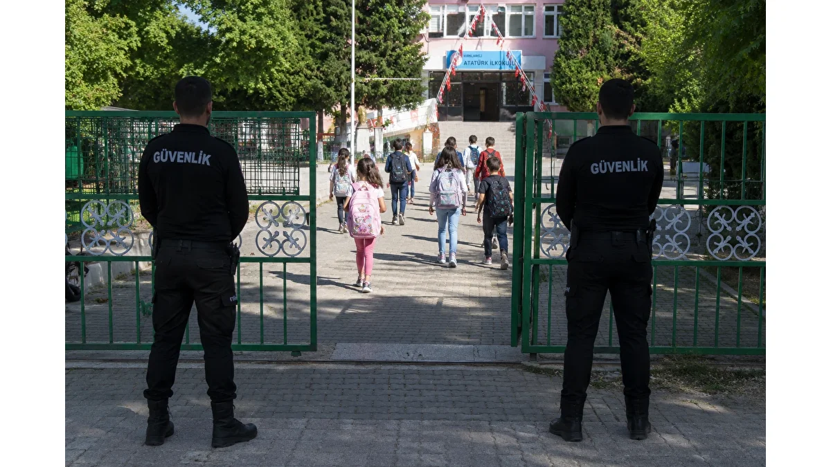 97b25cd3-okullara-30-bin-guvenlik-gorevlisi.webp