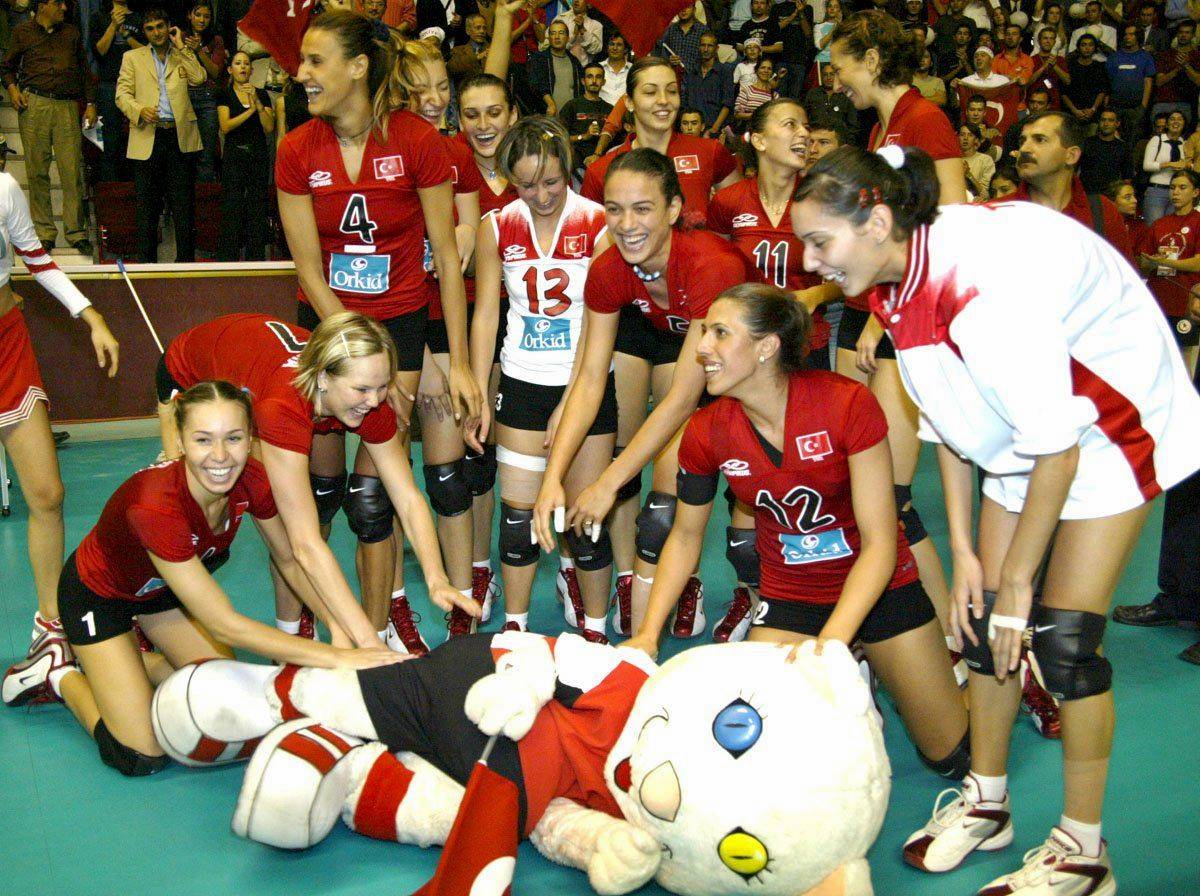 a-milli-kadin-voleybol-takimi-2003-kadrosu-1.jpeg