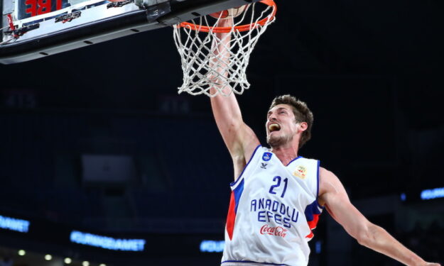 8d750410-tibor-pleiss-dunks-anadolu-efes-vs-fenerbahce-bsl-finals-game-3-625x375.jpg