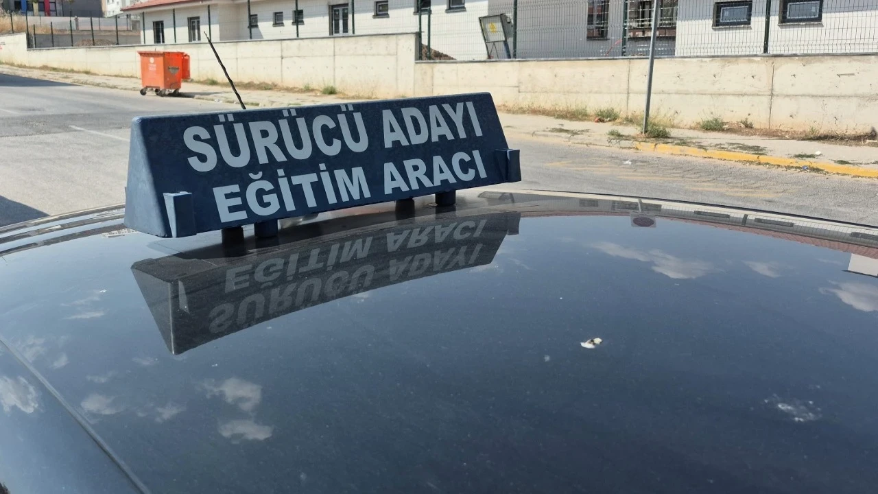 ehliyet-sinavlarinda-yeni-donem-ezberle-gec-donemi-bitiyor-txmw.webp