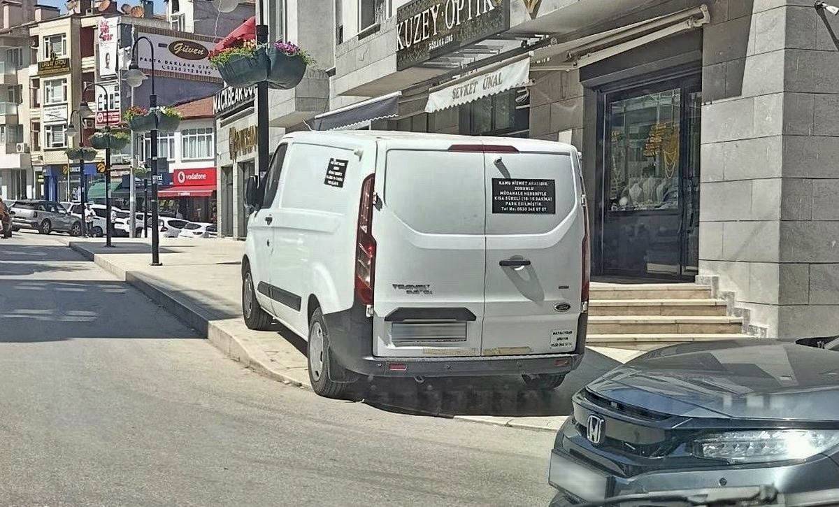 kaldirimlara-araba-park-etmek-yasak-mi-cezasi-nedir-1.jpg
