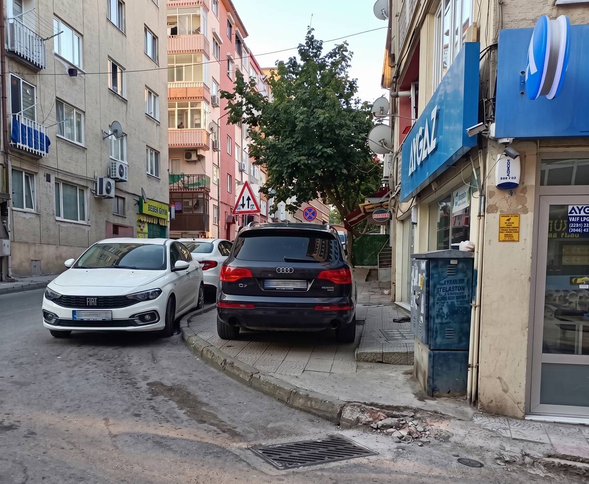 kaldirimlara-araba-park-etmek-yasak-mi-cezasi-nedir-3.jpg