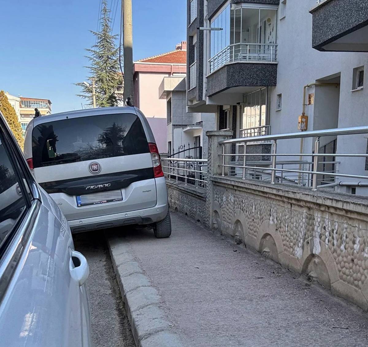 kaldirimlara-araba-park-etmek-yasak-mi-cezasi-nedir-6.jpg