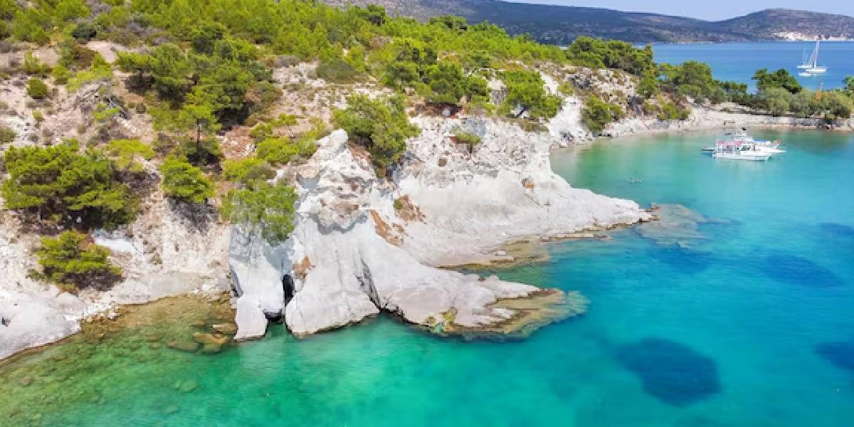 karaburun-beyaz-kayalar-koyu-1.jpg