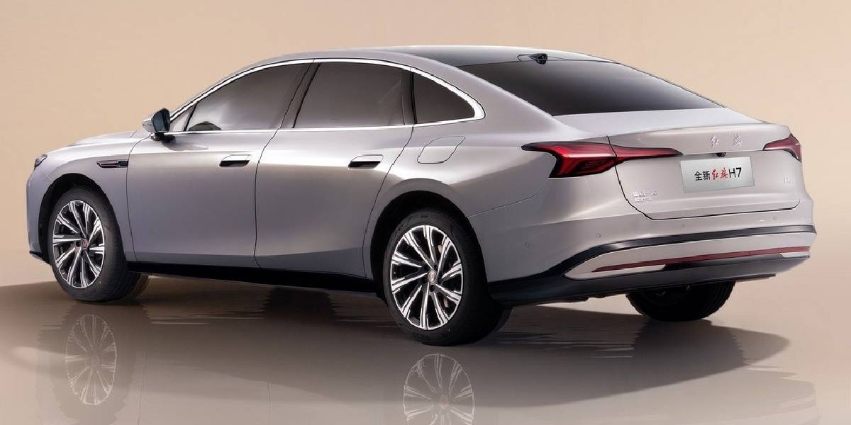 hongqi-h7-rekor-kirdi.jpg