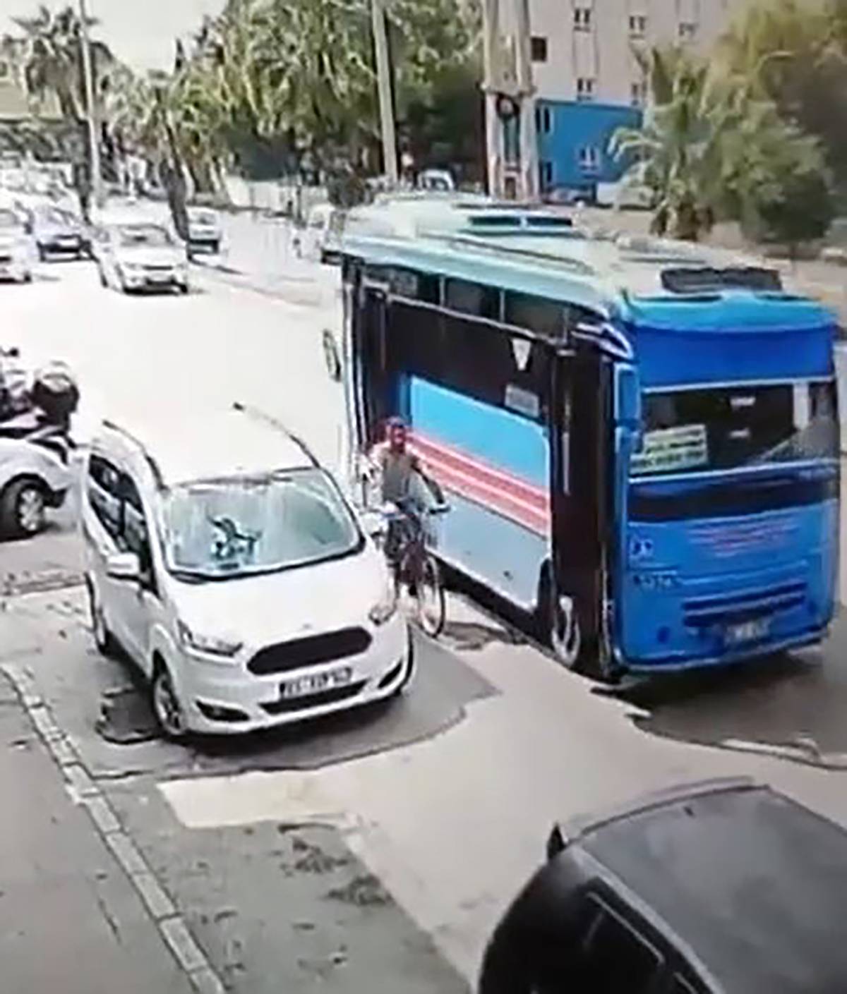 kapisi-acik-giden-otobus-nereye-sikayet-edilir-2.jpg