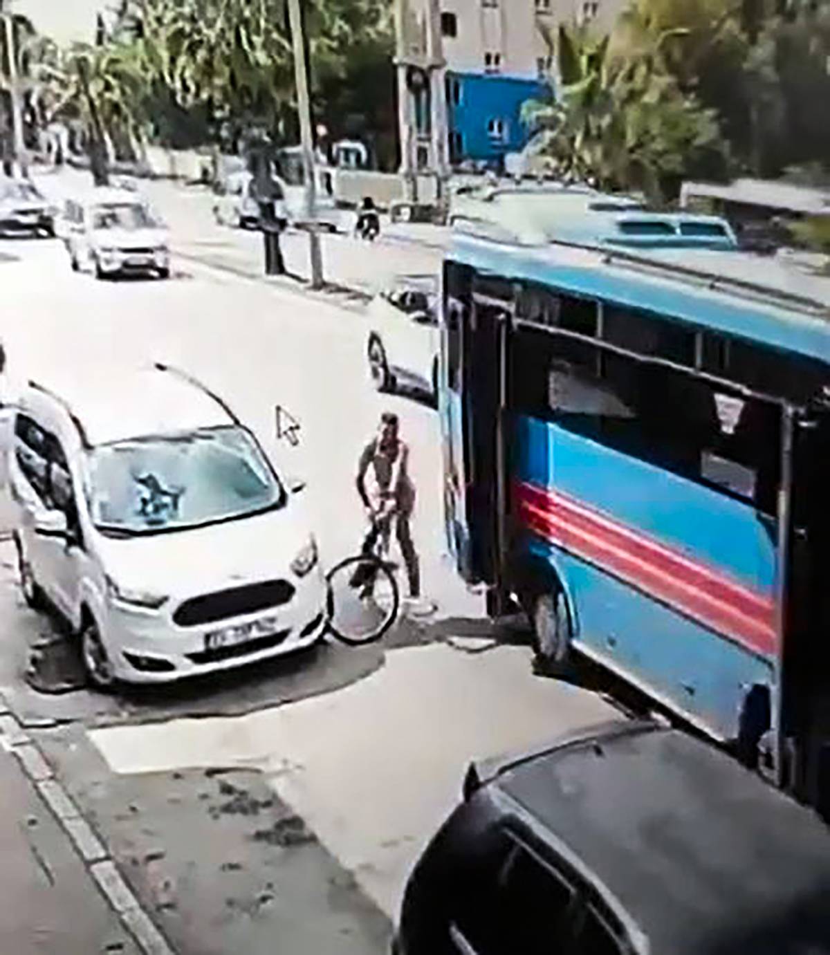 kapisi-acik-giden-otobus-nereye-sikayet-edilir-3.jpg