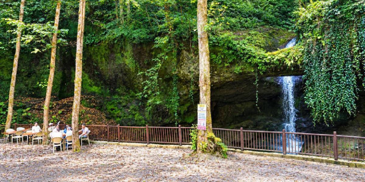 artvin-delikli-kaya-selalesi-1.jpg