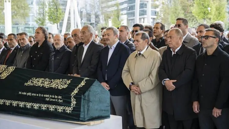 fatih-terimin-basina-gelmeyen-kalmadi-cenaze-toreninde-yine-zor-anlar-yasadi-1791098970-7971-w750-h421.webp