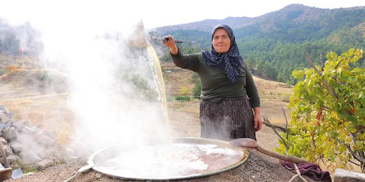 kahramanmarasta-uzum-pekmezi-uretimi-2.jpg