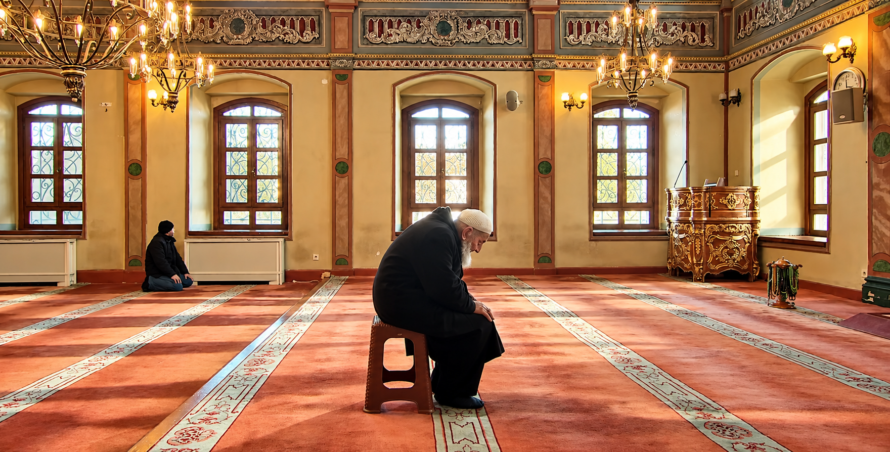 osmanli-suslemeleriyle-huzurlu-cami-ic-mekani.png