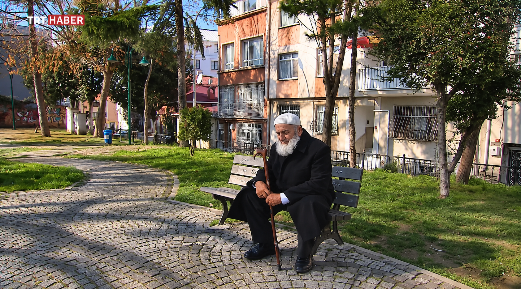 parkta-dusunen-yasli-adam.png